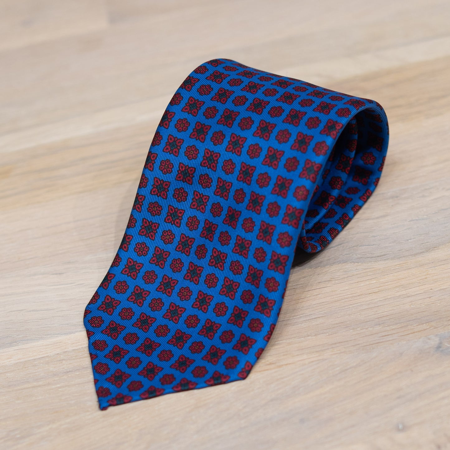Blue/Red Medallion Madder Silk Tie Untipped - The Bespoke Shop