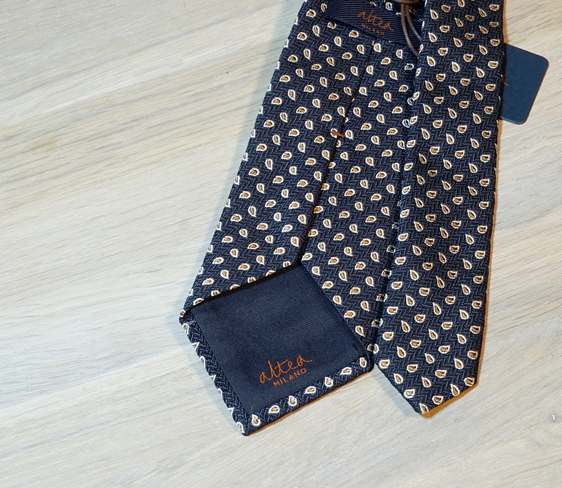 Altea-Navy-Beige-Paisley-tie-back